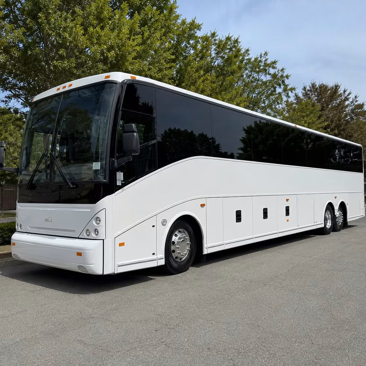 daily commuter shuttles between longmont and the denver metro